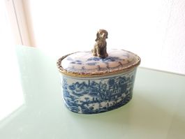Ancienne boite en porcelaine avec chien en bronze signée