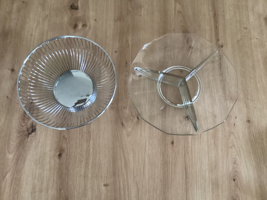 Ciotole: 2 Obstschalen Glas und Metall, gebraucht - incl. Deckchen – Usato da Bad Zurzach venduto da Hibiskus78 1