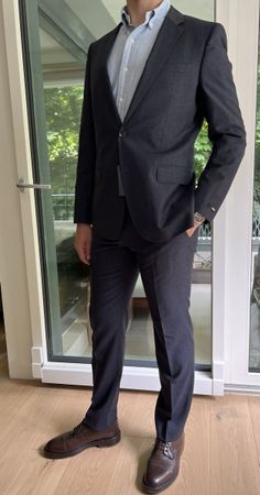 Hugo Boss Suit  size 50 - New Condition -