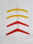 Kinderkleiderbügel aus Holz (rot + gelb)