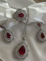Parure élégante avec rubis, collier et boucles d'oreilles