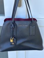 Beau sac à main MARC JACOBS  en cuir noir, bon état général