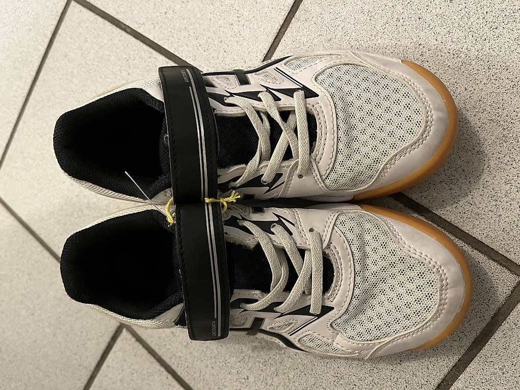 Scarpe per ragazzi: Hallenturnschuhe Asic / Grösse 33.5 – Usato da Luzern venduto da duden09