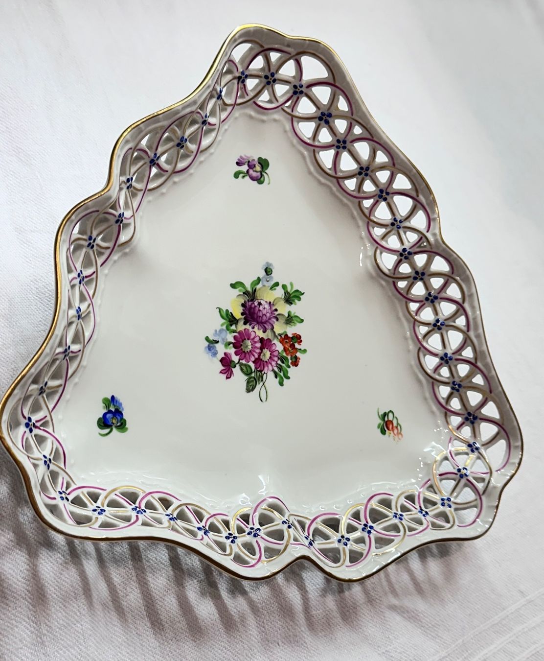Herend Schalen: Herend "Bouquet de Saxe" dreieckiger durchbroch Korb/Schale – Gebraucht aus Oberrüti von Sabbi 5