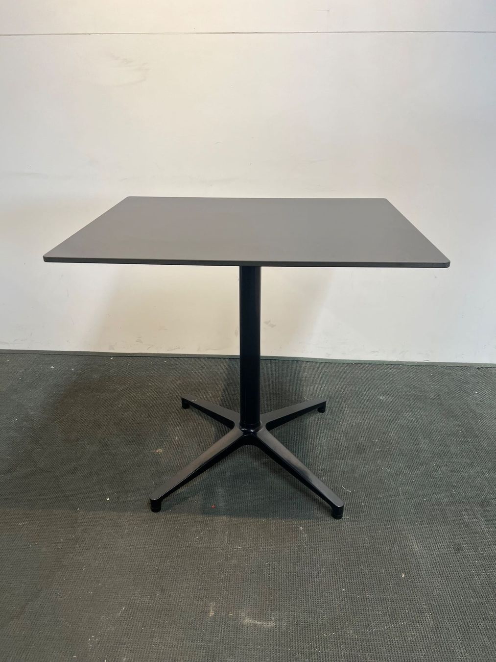 Vitra Tische: 014 VITRA Bistro Table indoor – Gebraucht aus Wangen an der Aare von TBYN