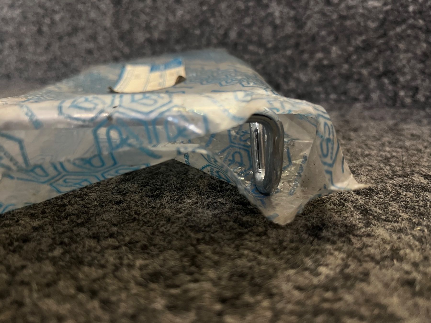 Piaggio Parti ricambio per ciclomotori: Piaggio Ciao Gepäckträgerklammer – Nuovo e nell'imballaggio originale da Mühlethurnen venduto da Kolly225 1