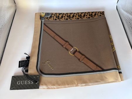 Foulard Guess – 100% soie – Neuf avec étiquette