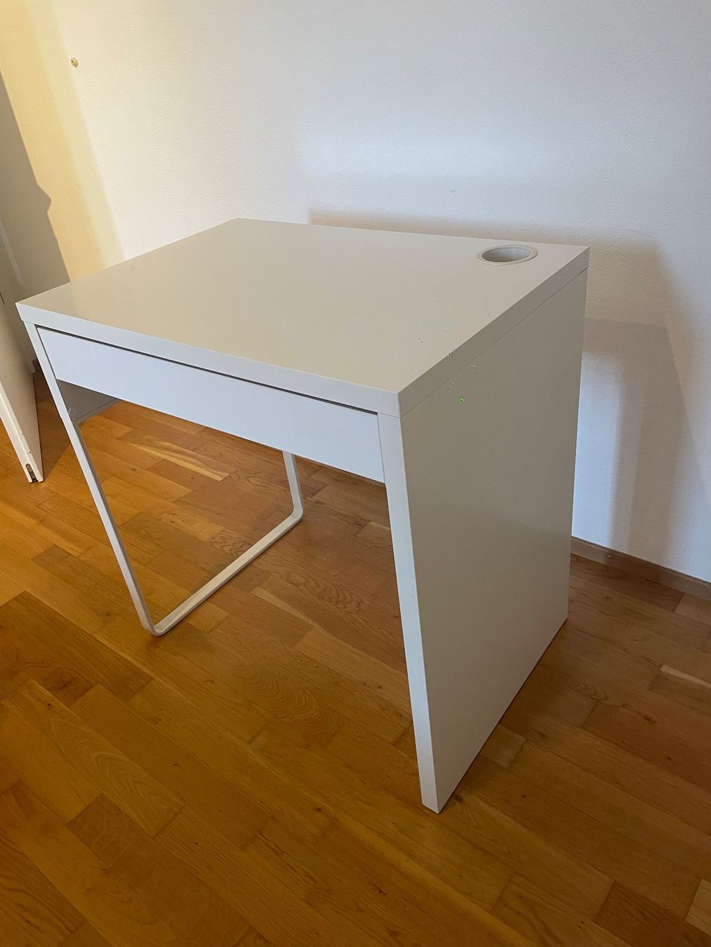 Bureaux: Schreibtisch/ Laptoptisch weiss – D'occasion à Walenstadt par sin_x9bg 1