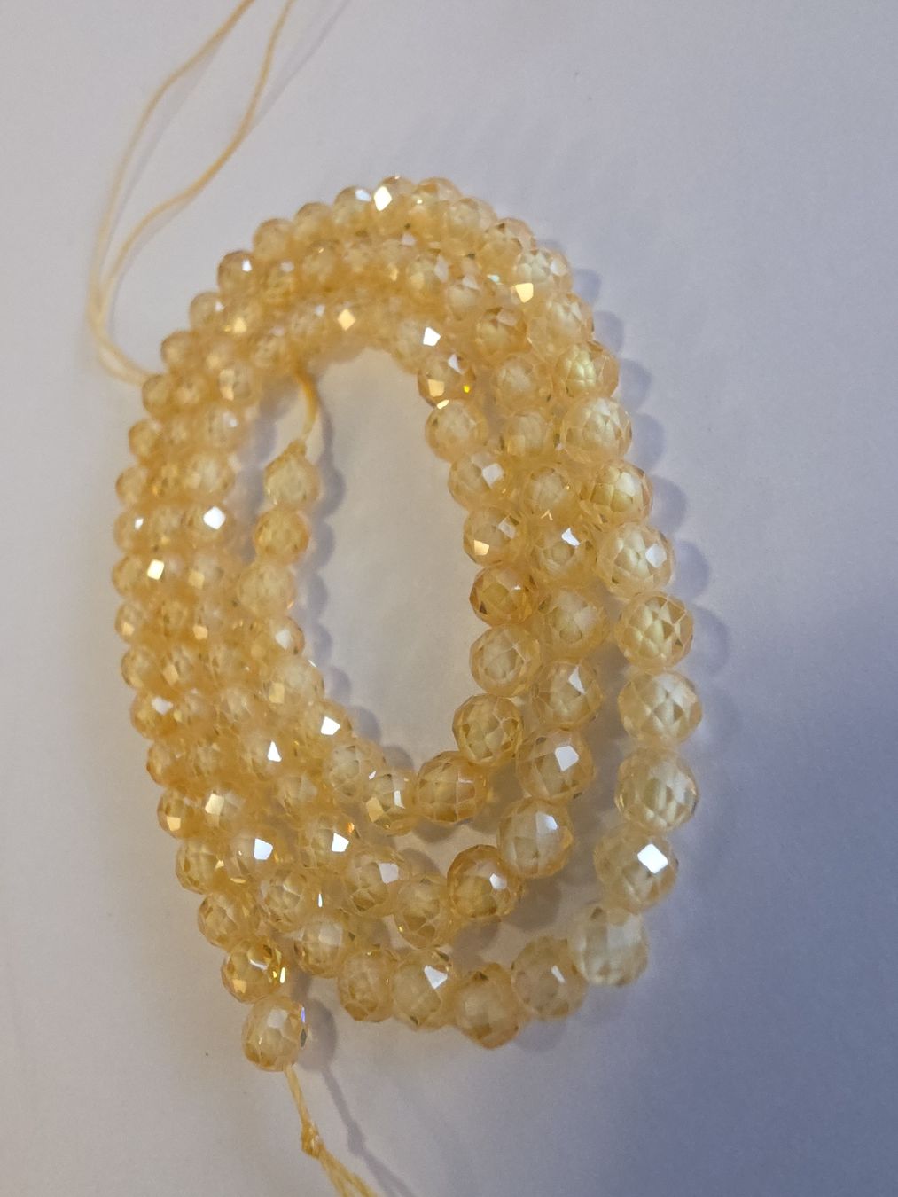 Minerali & Pietre curative: Zirkon Gelb facettiert 4mm. Strang – Nuovo e nell'imballaggio originale da Menziken venduto da Mirager 1