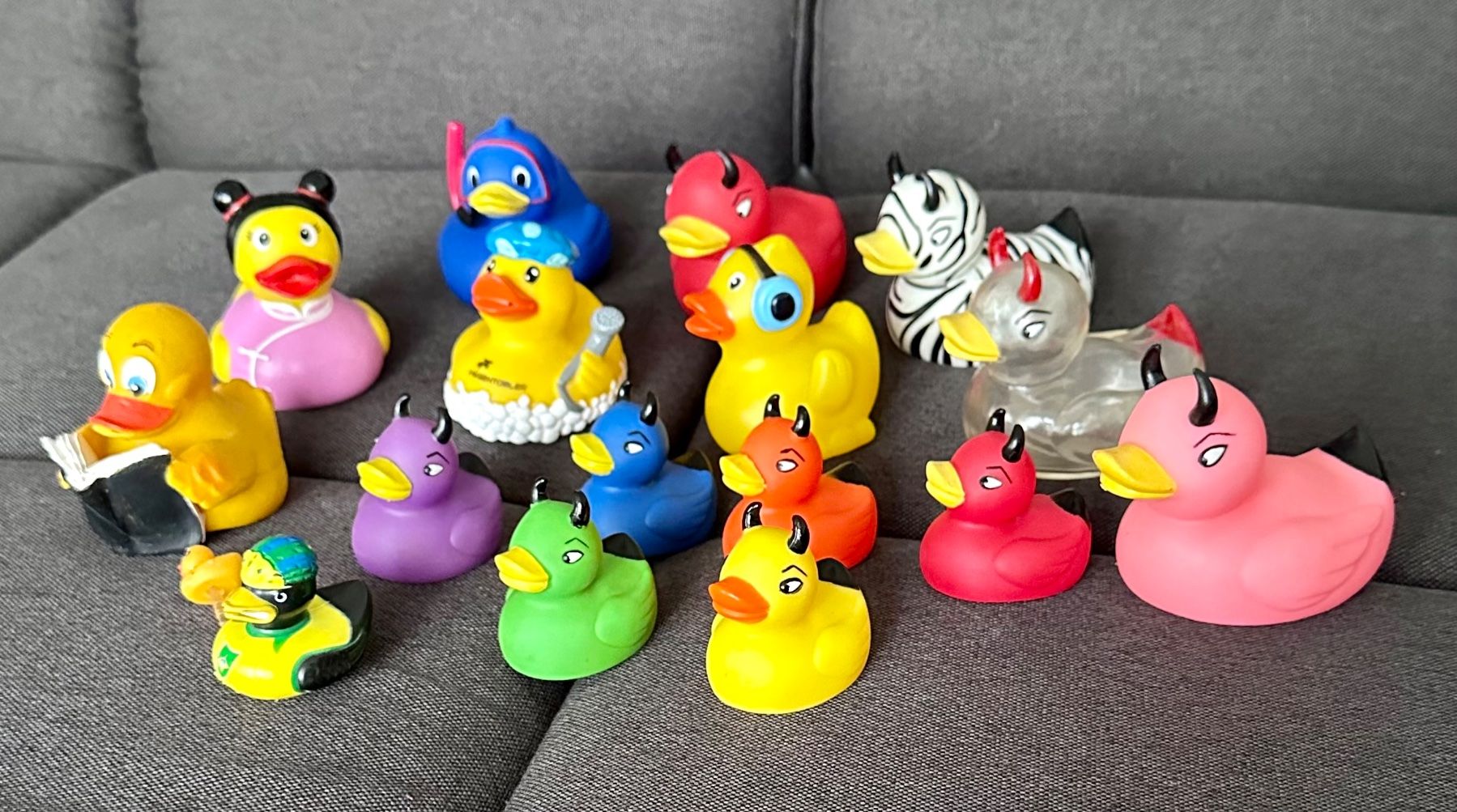 Figuren: Badeenten SET 17 Stk mit Treufelchen etc – Gebraucht aus Rickenbach b. Wil von  1