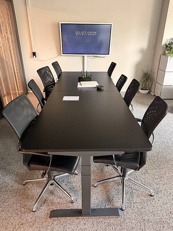 Tischset: Konferenztisch mit 8 Bürostühlen – Gebraucht aus Rikon im Tösstal von abd_67zx
