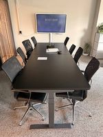 Konferenztisch mit 8 Bürostühlen