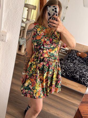 Zara Kleid Blumenmuster Grösse L guter Zustand