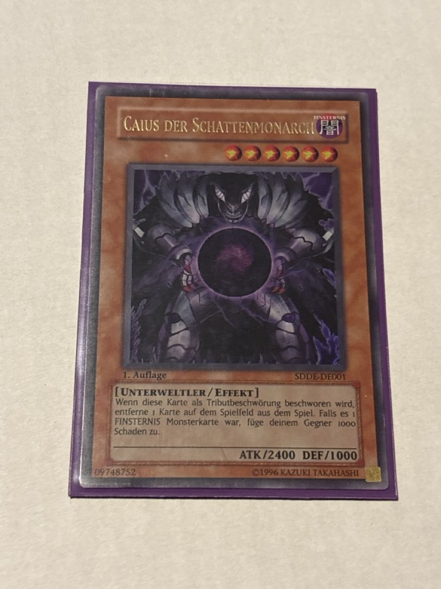 Yugioh Carte collezionabili: Caius der Schattenmonarch SDDE-DE001 1. Auflage – Usato da Speicherschwendi venduto da YugisKartenKammer
