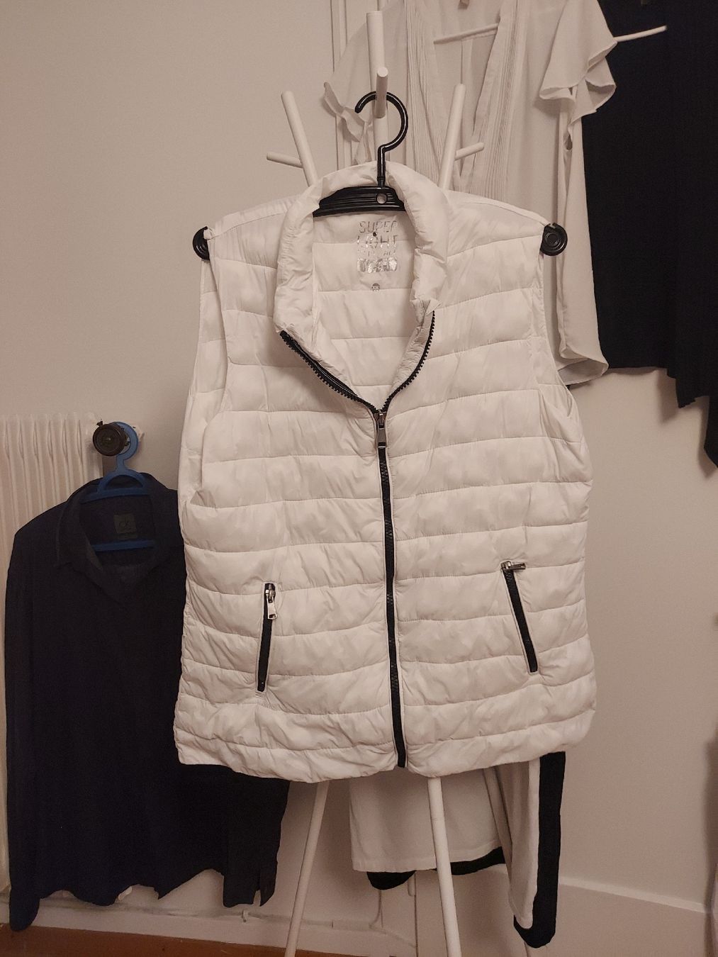 Lots de vêtements: 8 Oberteile – D'occasion à Biel/Bienne par mas_fx95 2