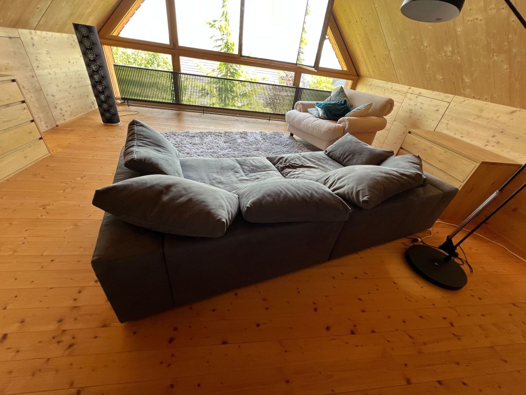 Divani: Bequemes und grosses Sofa, Stoff, grau – Usato da Merzligen venduto da Paxi01 3