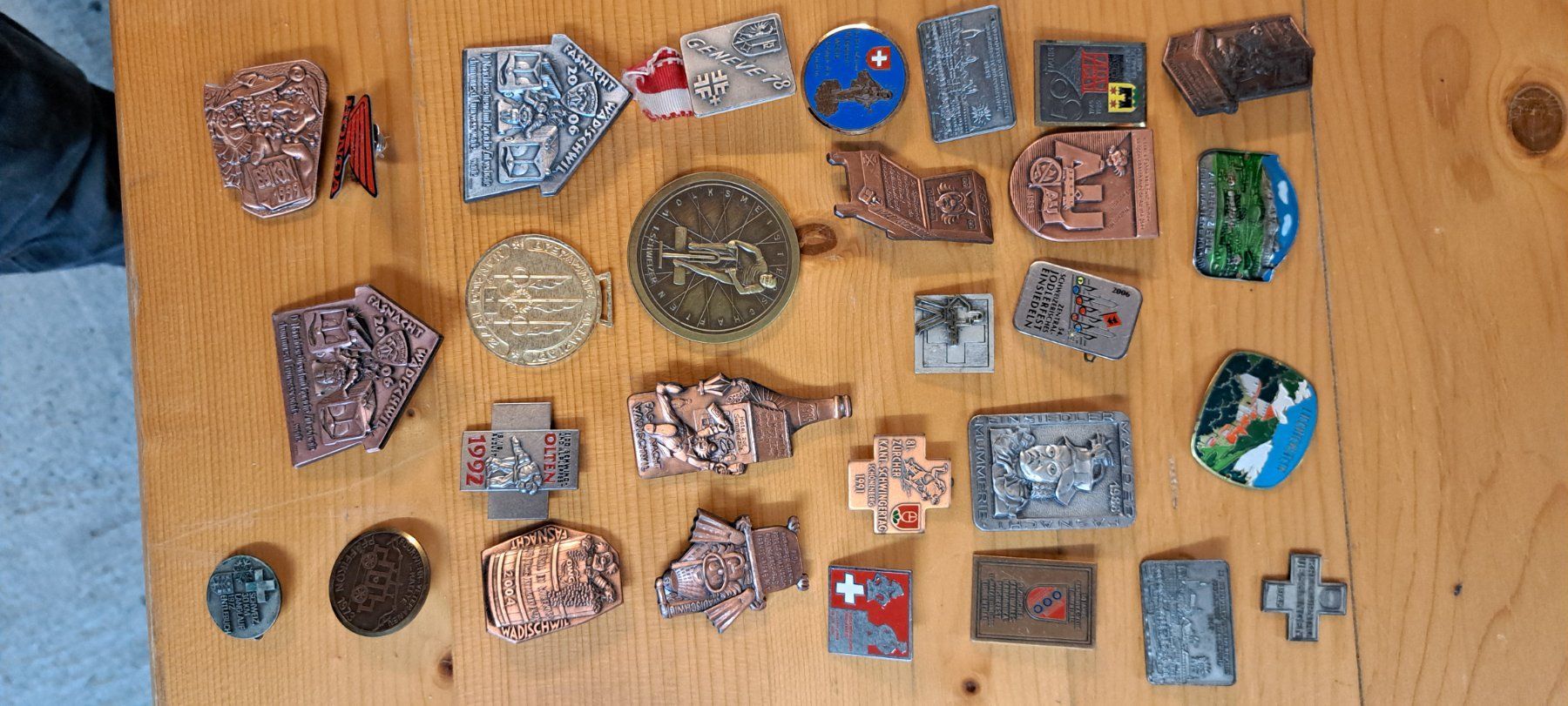 Medaillen: Pins, Anstecker, Abzeichen - Grosse Sammlung Schweiz, Top! – Gebraucht aus Wädenswil von mh012