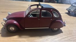 Modèle réduit Citroën 2CV bordeaux état comme neuf