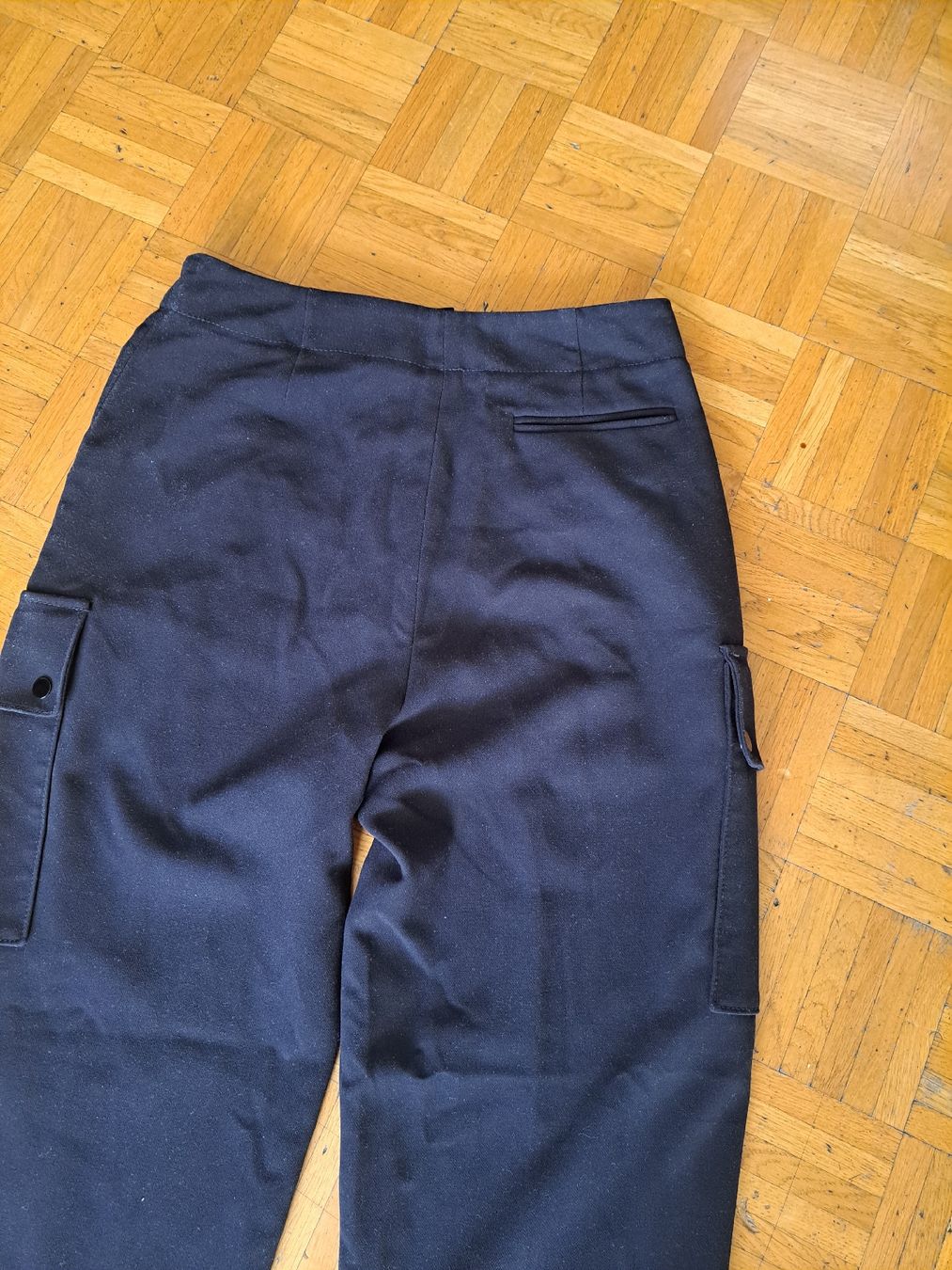 Sandro Pantaloni: Pantalon cargo Sandro noir taille 38. Parfait  – Usato da Chêne-Bourg venduto da mar_p5n7 2