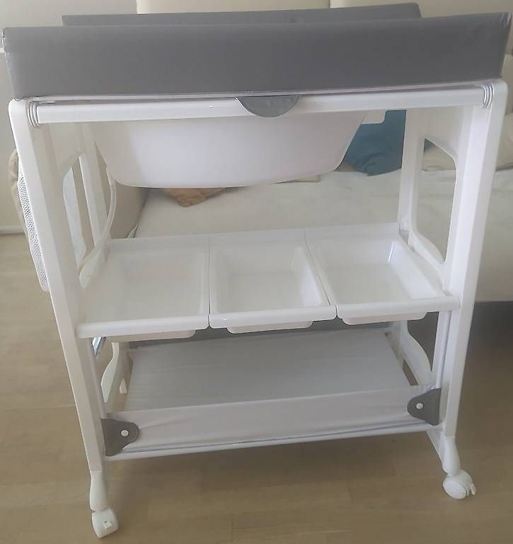 Tables à langer & accessoires: Table à langé avec baignoire intégré – D'occasion à Bellevue par Thib74