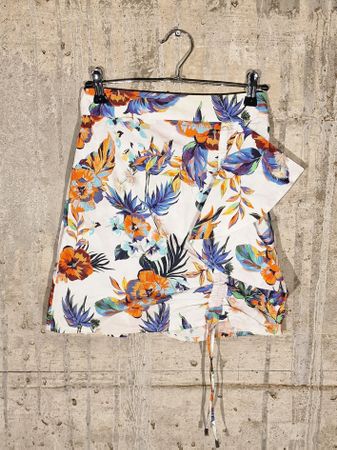 Sommerlicher Minirock mit Blumenmuster, Grösse S, neuwertig
