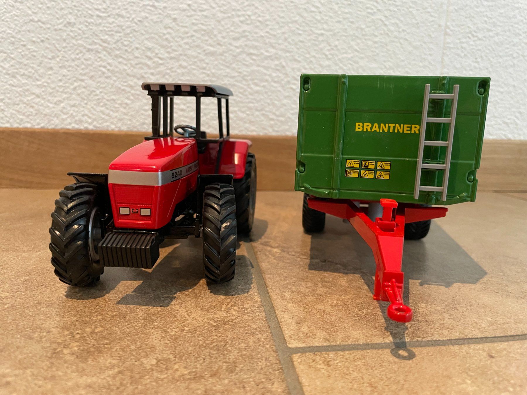 Massey Ferguson Trattori: SIKU Massey Ferguson 9240 mit Brantner – Nuovo e nell'imballaggio originale da Kreuzlingen venduto da Stefan1150 2