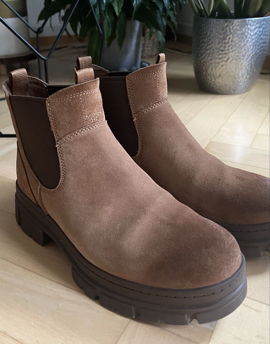 Ugg Herrenschuhe: UGG Brown Suede Chelsea Boots - Size 44- Fall Ready! – Neu (gemäss Beschreibung) aus Zürich von tra_wl8x