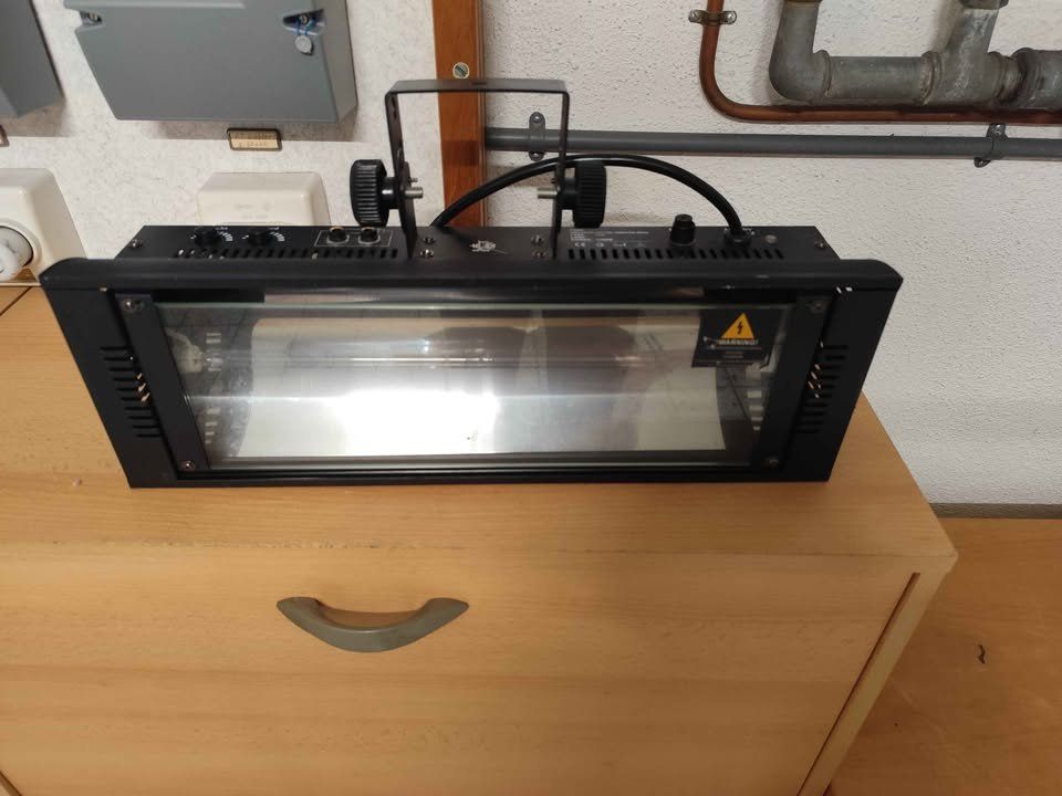 Lampade: Stroboskob Lichteffekt 1500 Watt – Usato da Brunnen venduto da Kaufrausch7