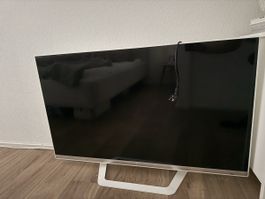 LG Fernseher weiss mit Standfuss gebrauchter Zustand