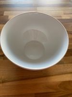 Grosse ,weisse Salatschüssel mit Besteck