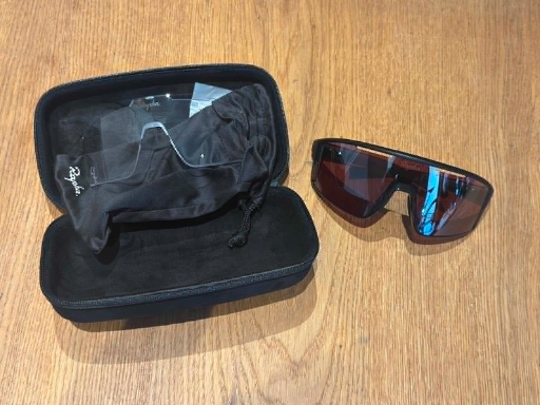 Brillen & Gläser: Velo brille RAPHA Pro Team Full Frame Sunglasses Black Black – Gebraucht aus Ennetbaden von str_fmz5 1
