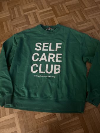 Cooler, grüner "Self Care Club" Pullover für den Herbst!