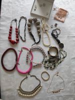 Lot de bijoux fantaisie - colliers, bague, montre etc.