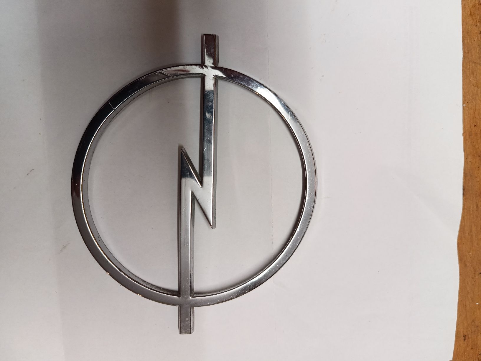 Opel Tutti pezzi di ricambio auto: Emblem Opel Blitz 148608 – Difettoso da Trub venduto da Eneah