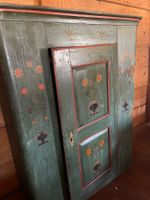 Antiker Schrank handbemalt grün floral restaurationsbedür...