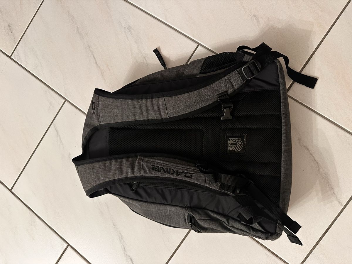 Dakine Zaini: Dakine Rucksack grau – Nuovo (secondo la descrizione) da Uitikon Waldegg venduto da verkaufgenie88 1