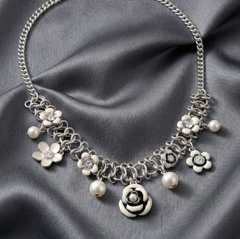 Catenine: Elegantes Collier mit Perlen & Blüten Design - A&C neu – Nuovo e nell'imballaggio originale da Uetikon am See venduto da Springdream