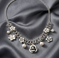 Elegantes Collier mit Perlen & Blüten Design - A&C neu