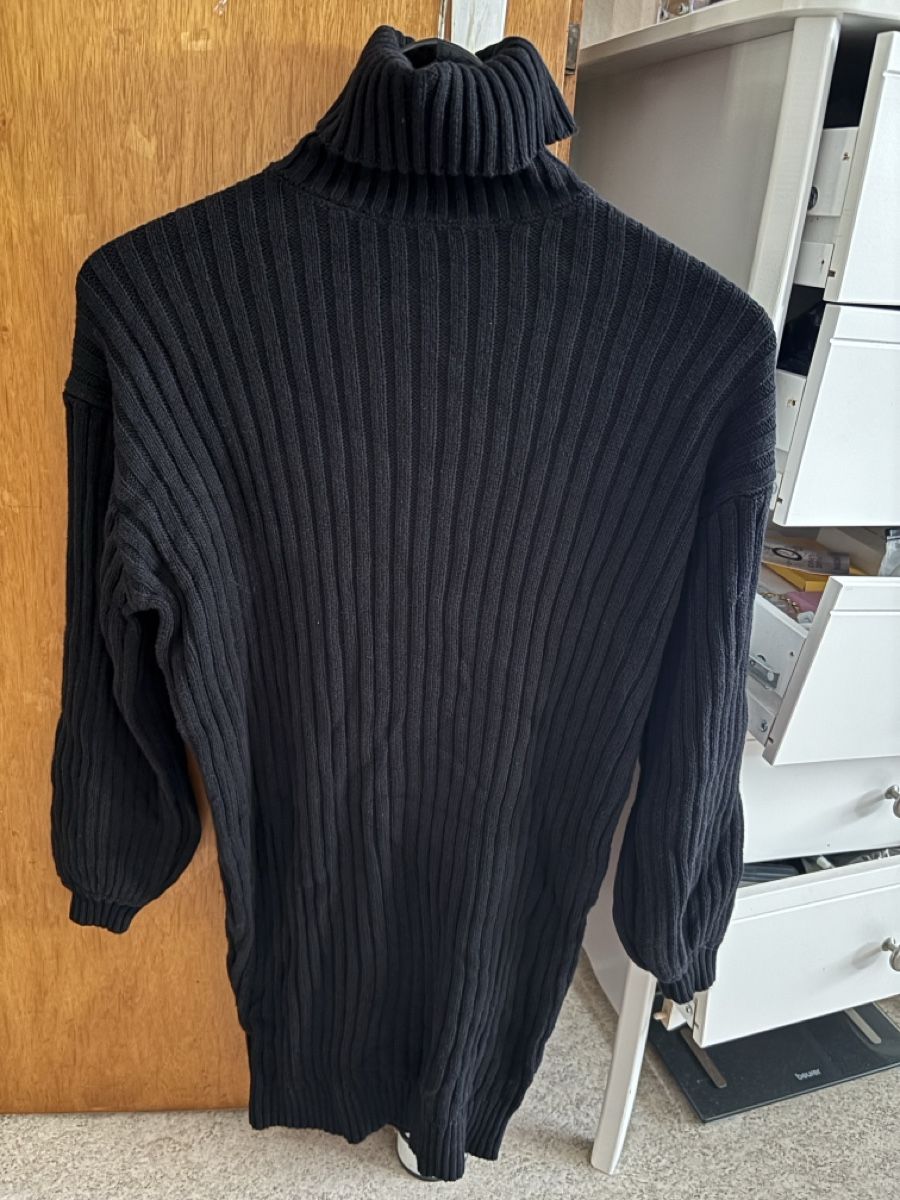 Maglioni & Felpe: Schwarzer Rippenstrick Pullover Grösse M guter Zustand – Usato da Basel venduto da sab_gx8s