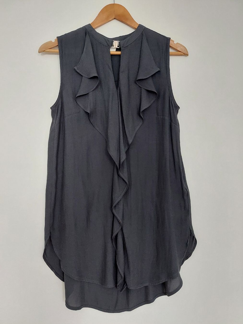 H&M Tops: Sommerliches, graues Top mit Volant - Grösse 34 – Gebraucht aus Zürich von Taxista