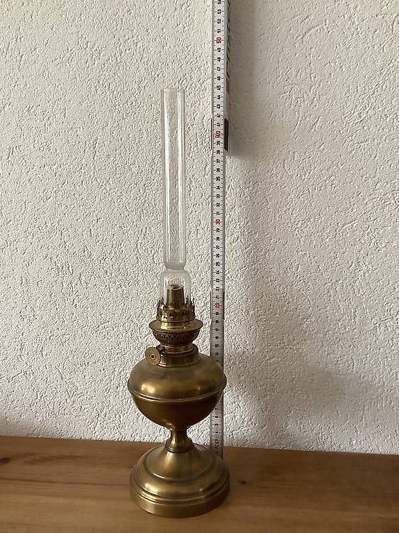 Lampes: Petrollampe mit Messingfuss antik.  – D'occasion à Küttigen par Zorro1 2