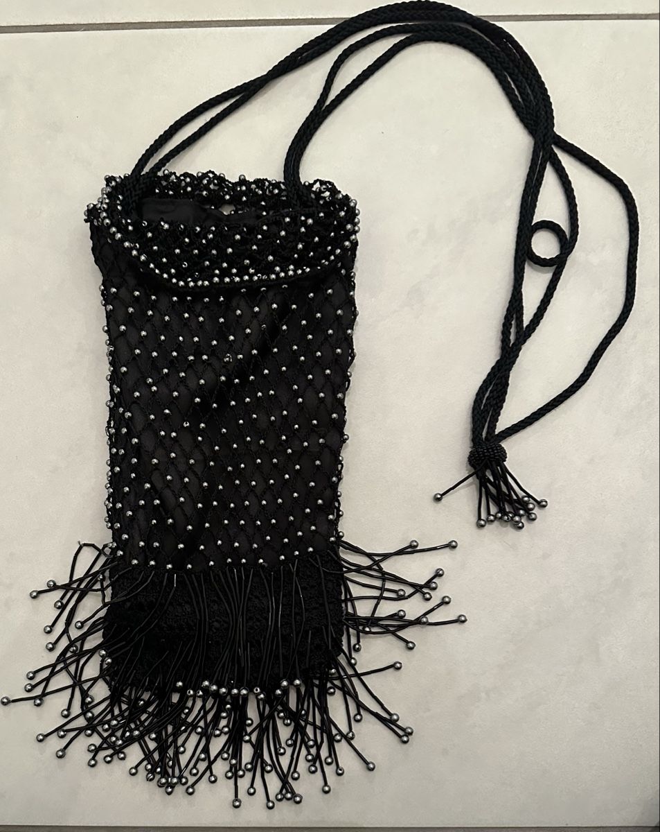 Taschen für Damen: Perlenbestickte Abendtasche mit Fransen in schwarz – Neu (gemäss Beschreibung) aus Münsingen von Innchen