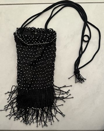Perlenbestickte Abendtasche mit Fransen in schwarz
