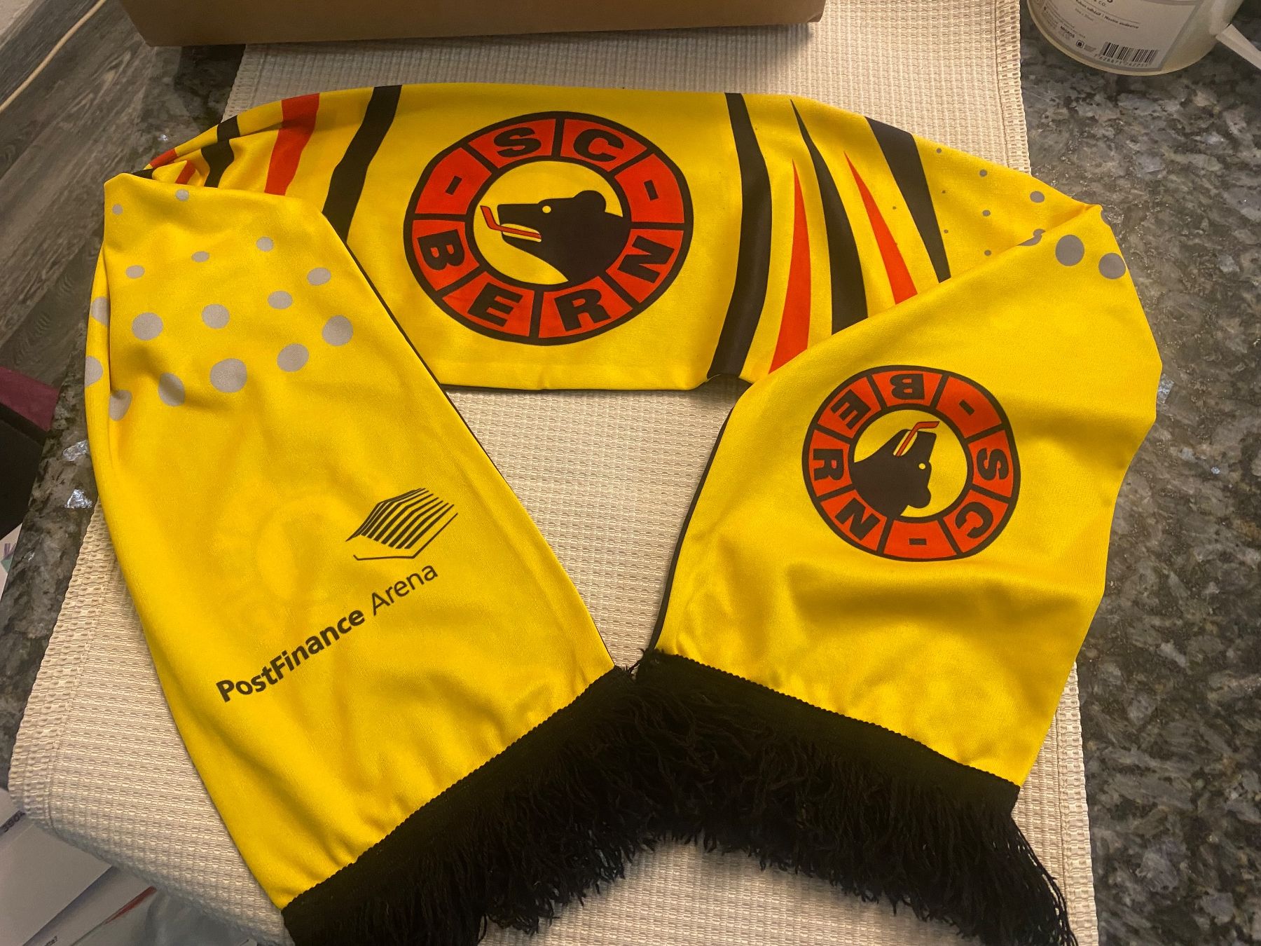 Foulard & Sciarpe: SCB Fanschal **PostFinance Arena** – Usato da Allenwinden venduto da Obalu 2