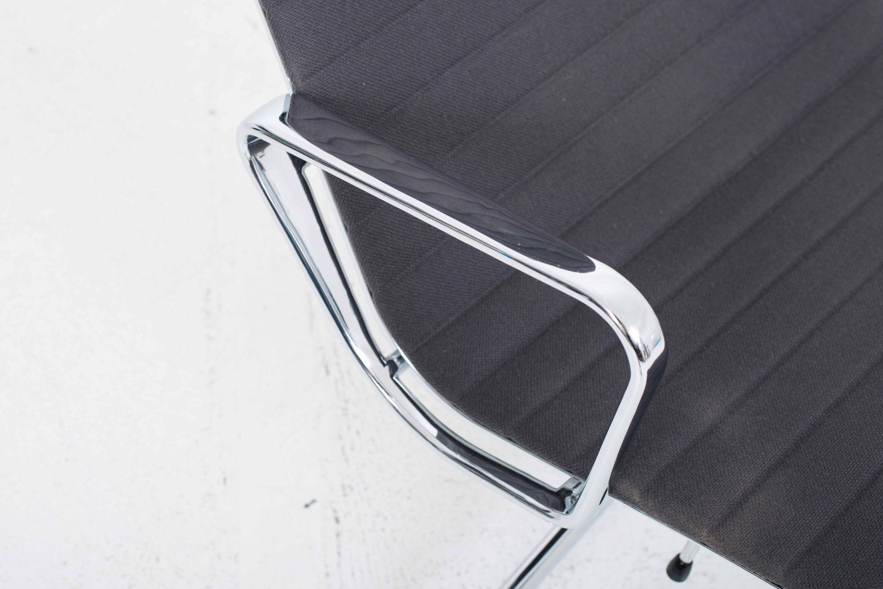 Vitra Poltrone: Vitra EA 124 Sessel von Charles & Ray Eames in grauem Hopsak – Usato da Zürich venduto da STUZH38 7