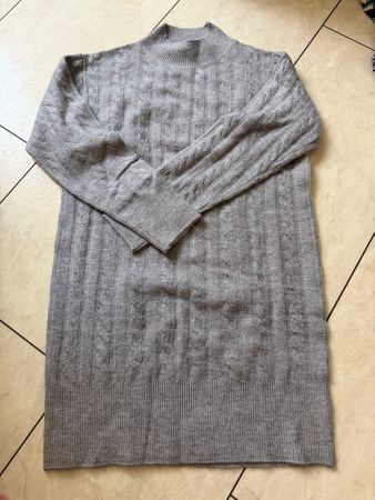 langer grauer Pulli