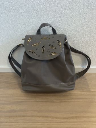 Rucksack, Portmonee und Tuch