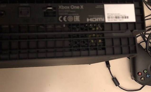 Console: X-Box One X Console + 3 jeux vidéos – Usato da Le Grand-Saconnex venduto da aru_jl2c 4