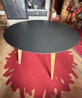 moderner esstisch. Ø 110 cm. 4 massivholzfüsse eiche natur.