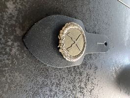 Abzeichen Lederriemen mit Metallabzeichen militärisch